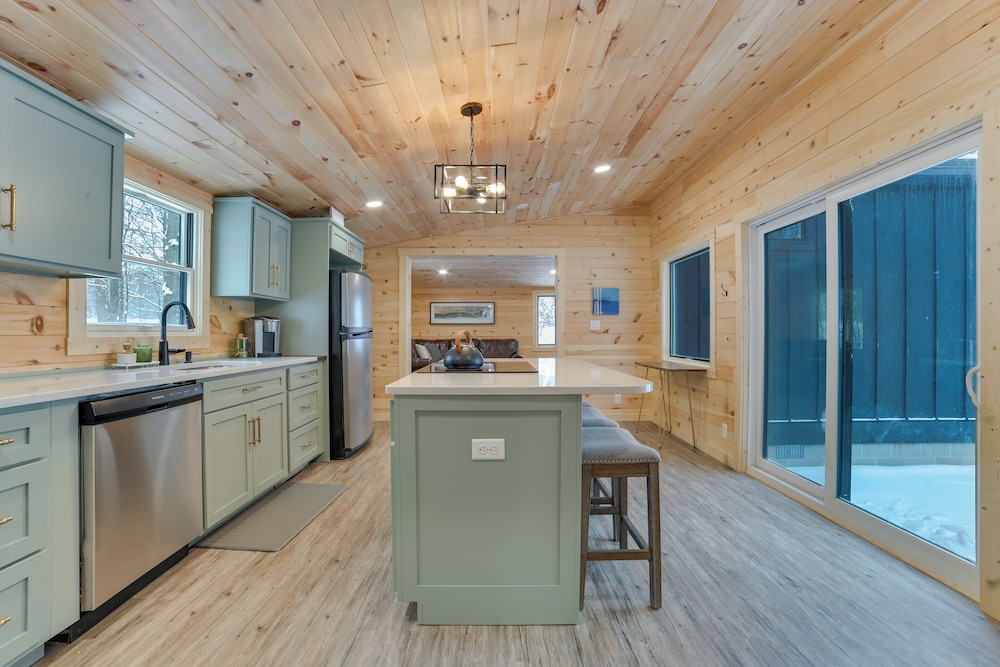 8 Mi to Sleeping Bear Dunes: Creekside Cabin