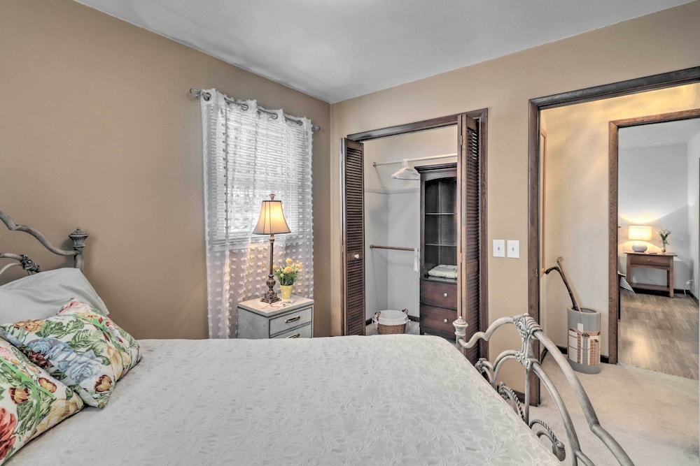 Miscellaneous Market Vacations - Watch the Sunrise at This Quaint Lake-view Cottage - Property Image 5