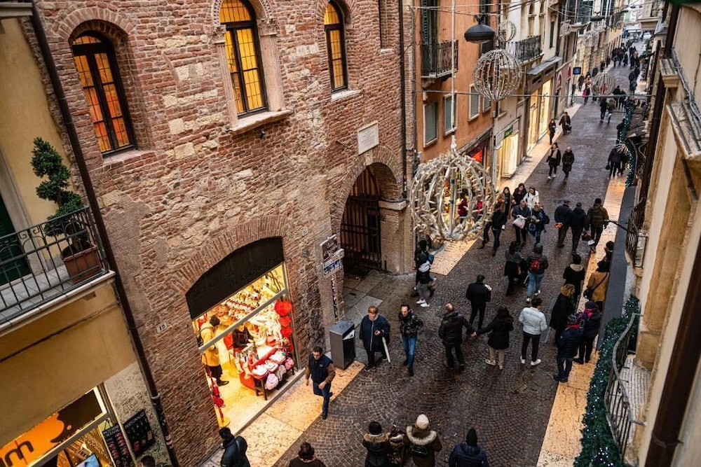 Αn enchanting residence in front of the Juliet house