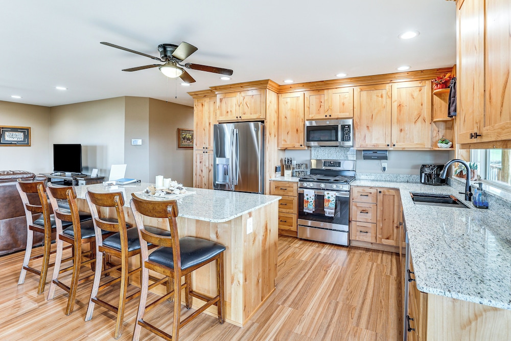 Wraparound Deck: Newly Built Home in Grangeville!