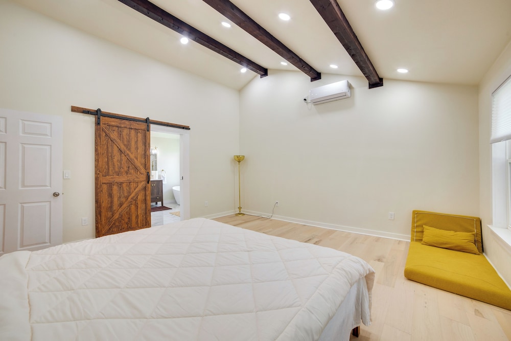 Blue Ridge Retreat on 10-acre Farm: Rural Reset!
