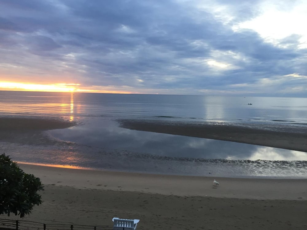 Hua Plee Lazy Beach