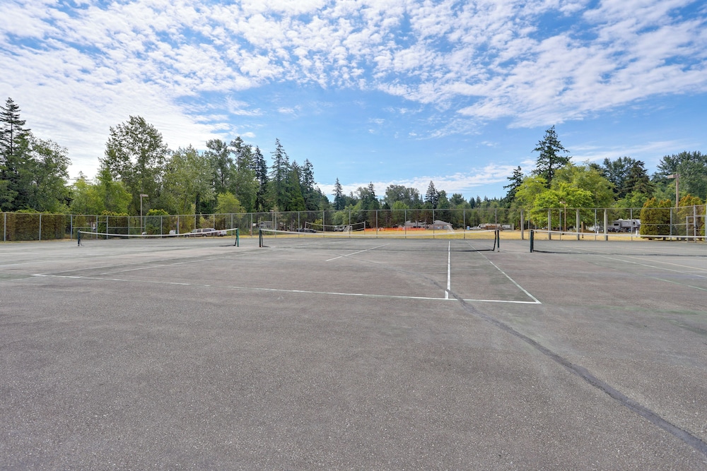 1 Mi to Birch Bay SP! Cozy Cabin w/ Pool Access