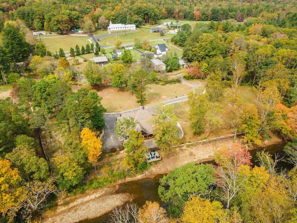 Luxe Riverfront Escape Mtn Views Pickleball Ct