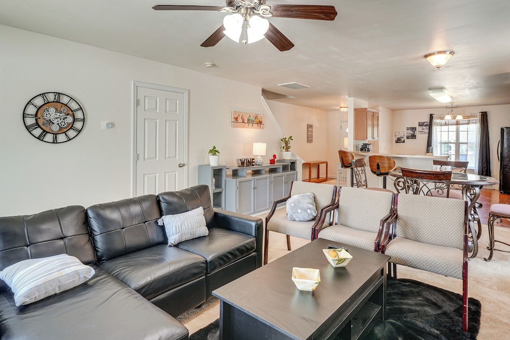 6 Mi to Dtwn Raleigh: Townhome w/ Fenced Patio!