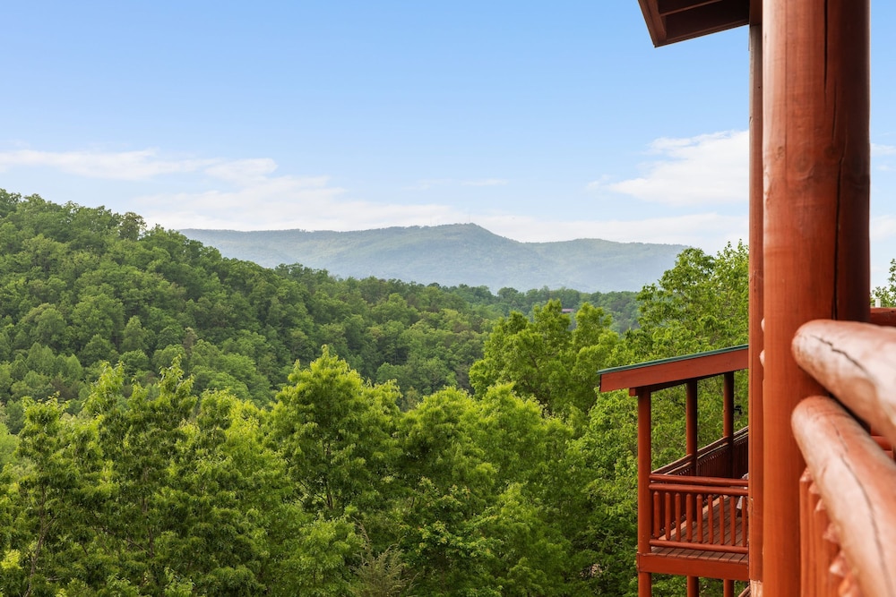 Smoky Ridge Newly Renovated Cabin w Indoor Pool Game Room Theater