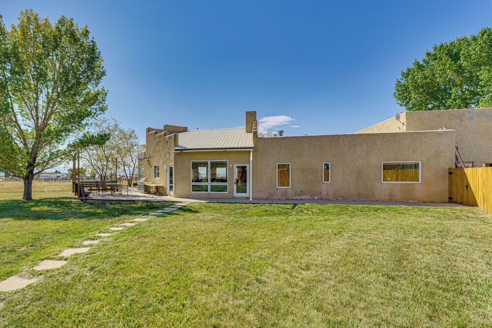 10 Mi to Taos Ski Valley: Mtn-view Duplex w/ Deck!