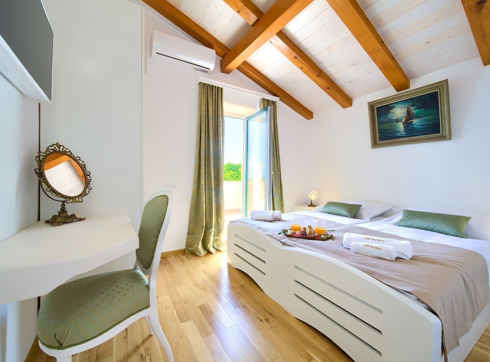 Tranquil Getaway Polje Villa With Pool