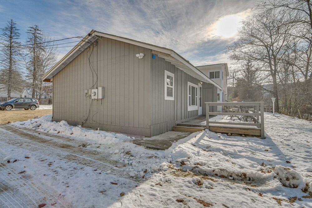 Single-story Cottage in Glen w/ Deck & Near Skiing