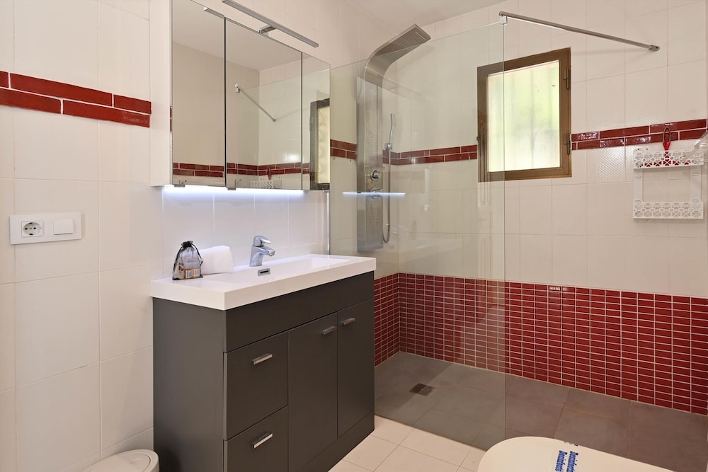 Ker Blanc in J vea With 5 Bedrooms and 4 Bathrooms