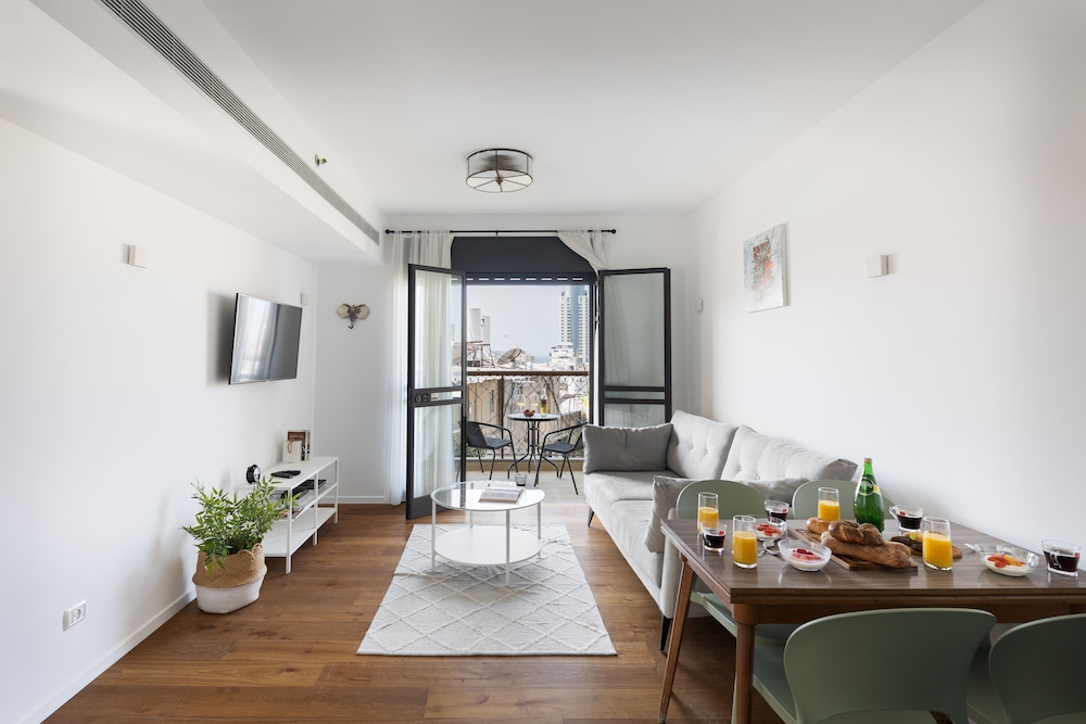 Chic and Sunny in the Heart of Tel Aviv view 3