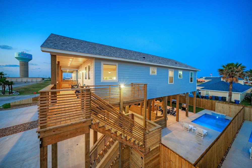 Deja Blue Coastal Retreat w/ Pool, Firepit, BBQ & Outdoor TV Lounge