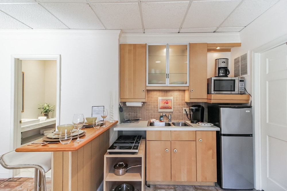 Tranquil Getaway In Gated Community - Free Wifi And Laptop-friendly Workspace 1 Bedroom Condo by Redawning view 5