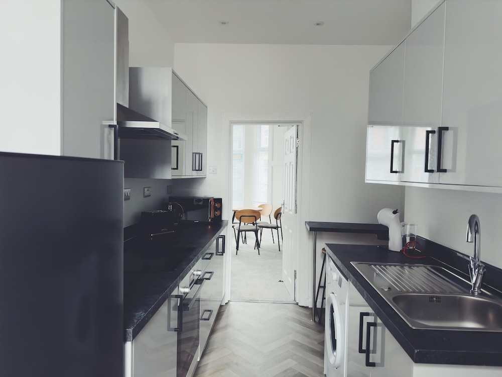 Spacious 3-bedroom Home in Newport Dive Into City Living at 96 Caerleon Road view 4
