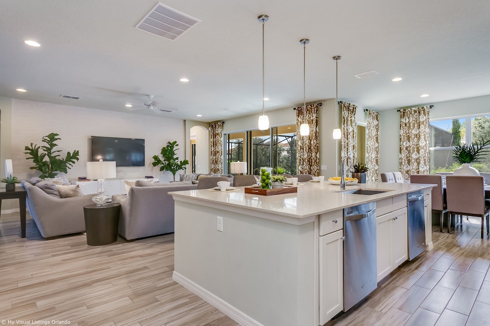Spacious Home w/ Private Pool/spa! Sleeps 21