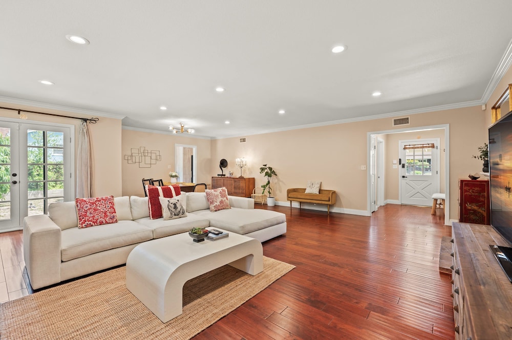 Master Bedroom With King Bed Central Location