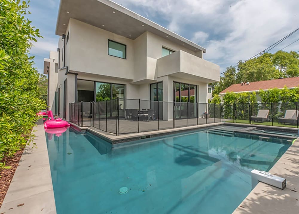 Laurel Modern Villa - Image 2
