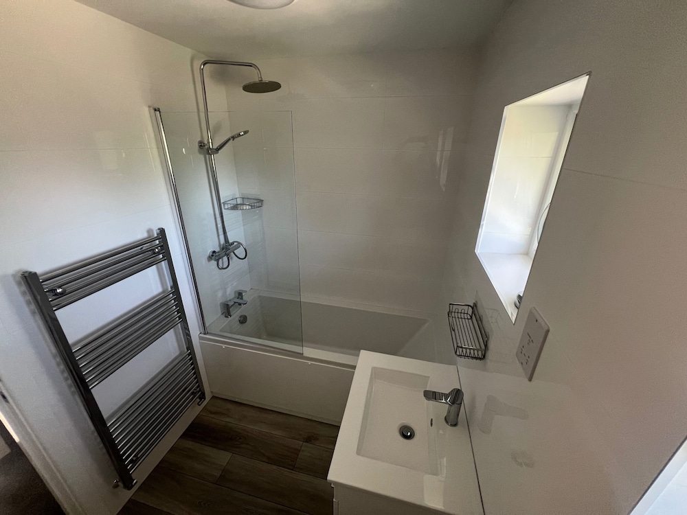 3 Bedroom House - Sleeps 6 & Free Parking