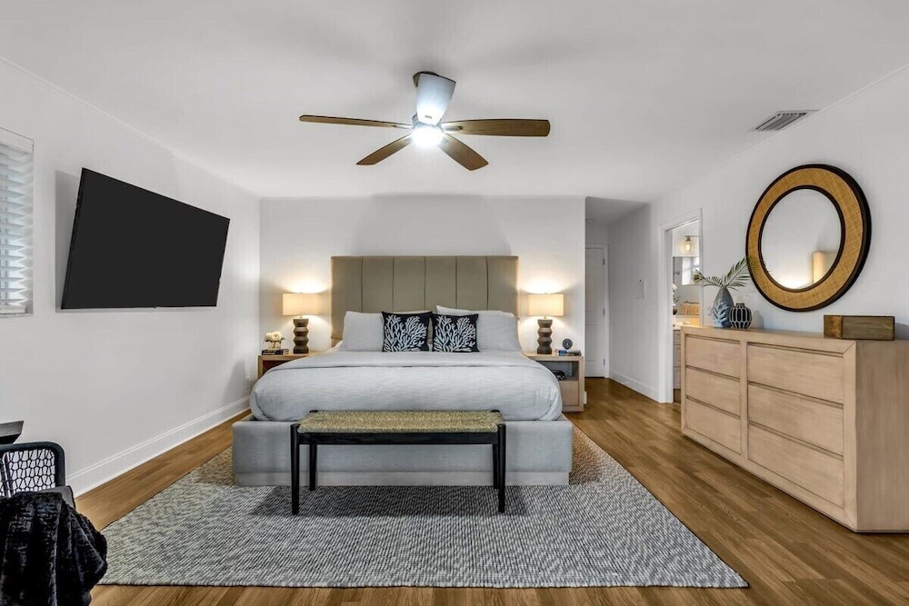 New Waterfront Oasis, Minutes to Beach, Eats, Shops