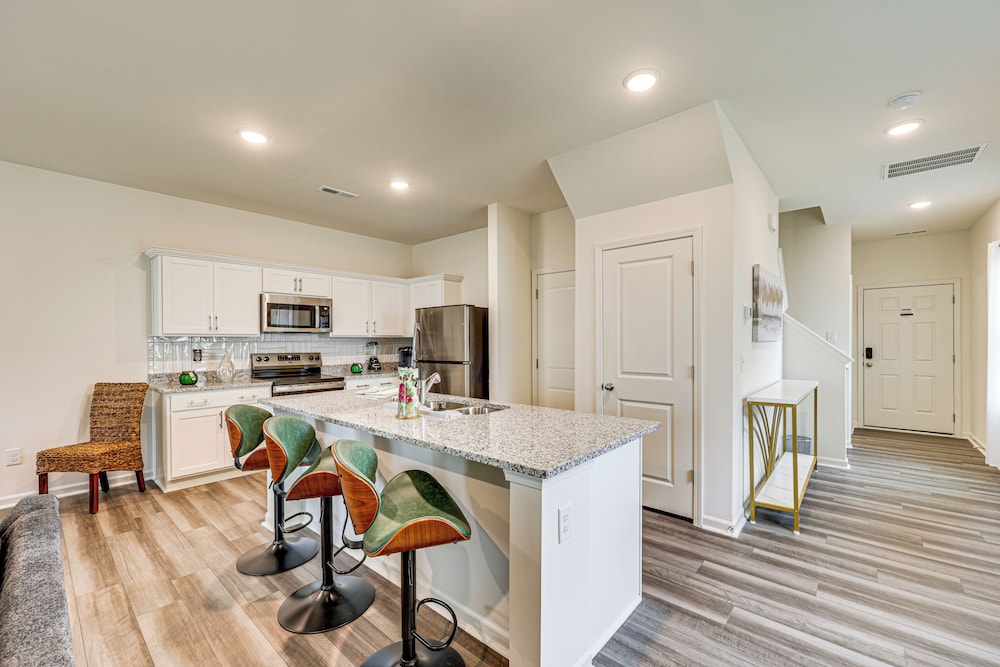 Screened Patio: Townhome 3 Mi to Dtwn Wilson!