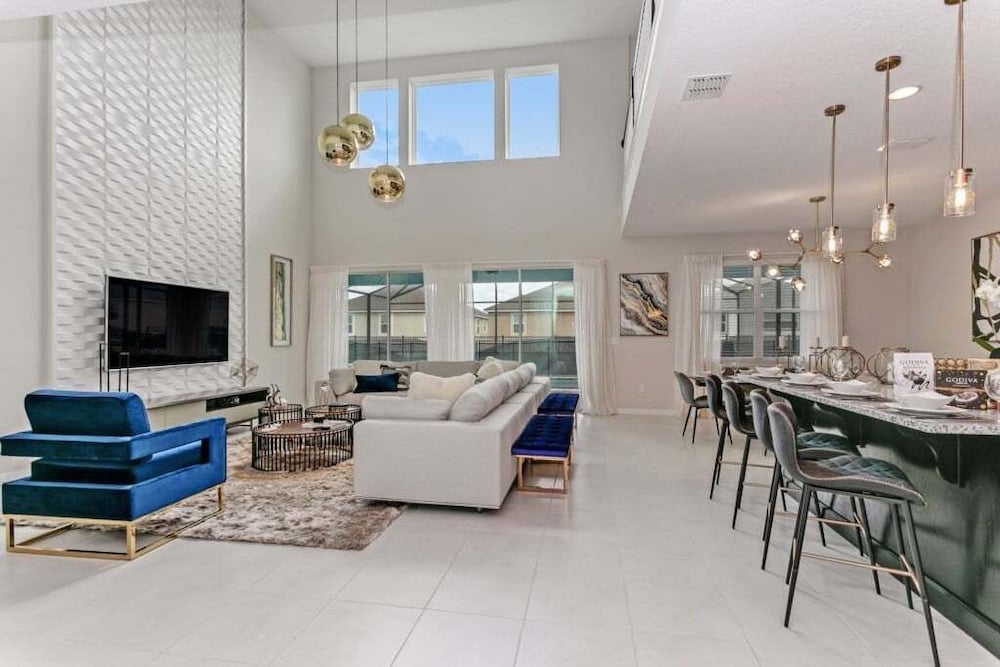 Luxury High Ceilings Pool, Spa Beautiful Home! 6 Bedroom Villa