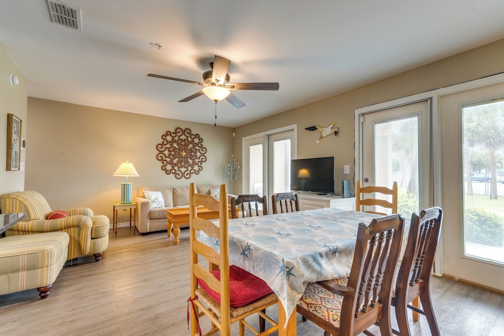 Walk to Beach: Condo in Pensacola w/ Pool Access