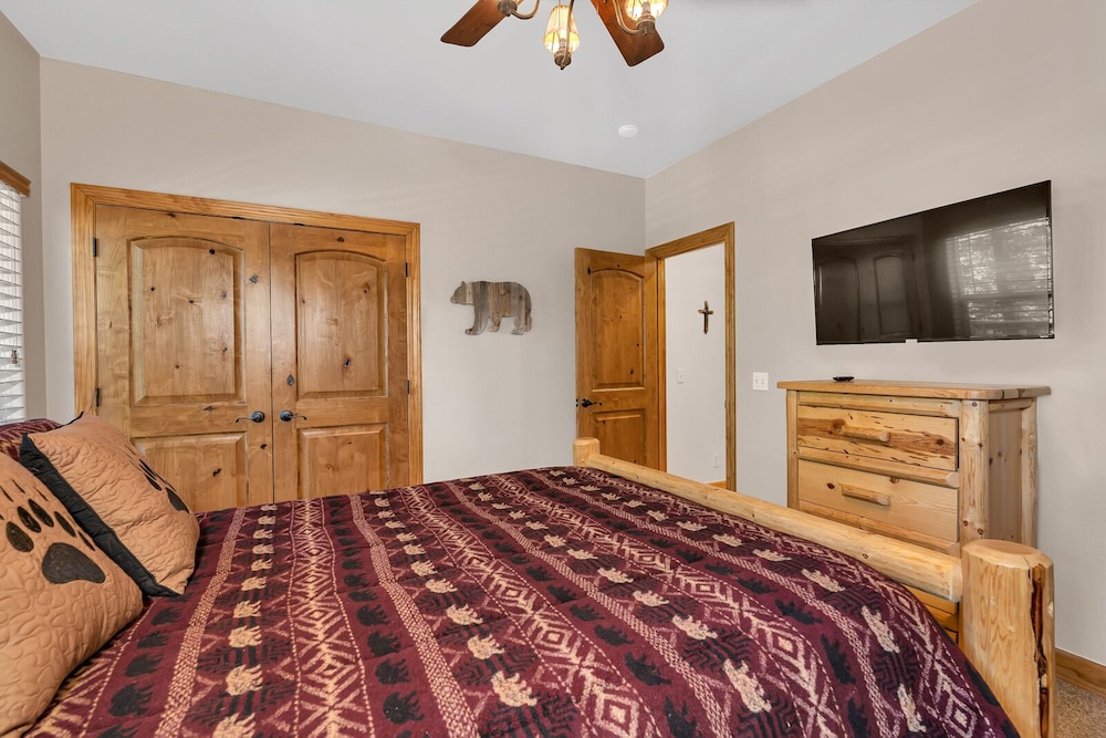 Timber Lodge - 5 Min to Shaver Lake! view 3