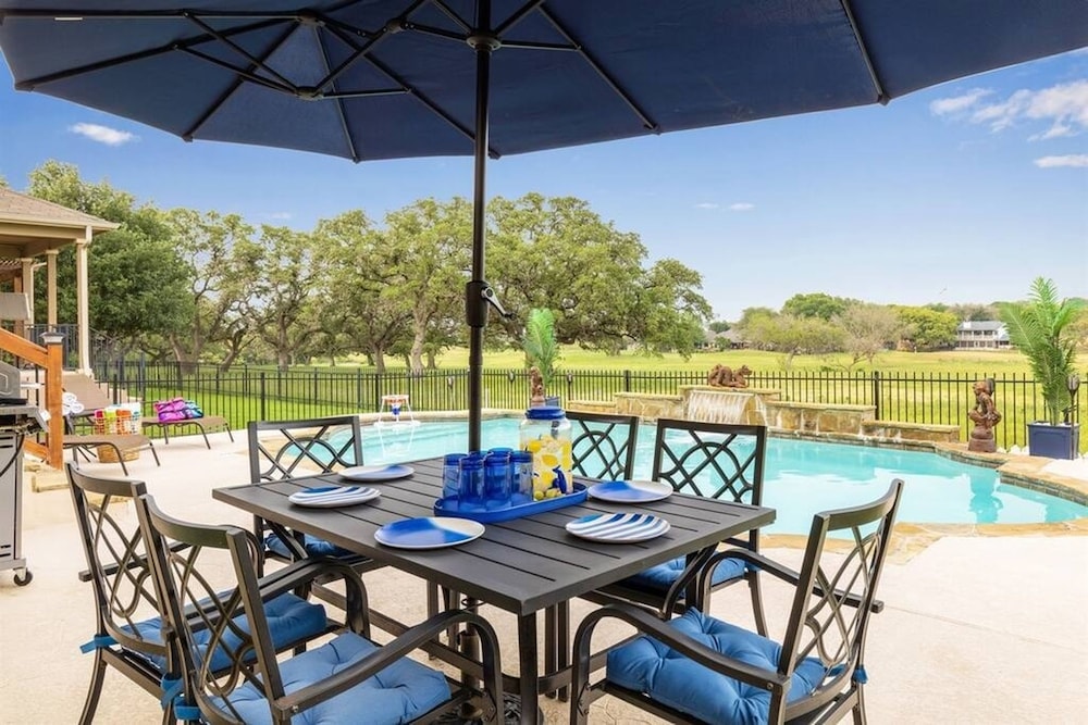 Serene Views Ideal For Long Stays Heated Pool