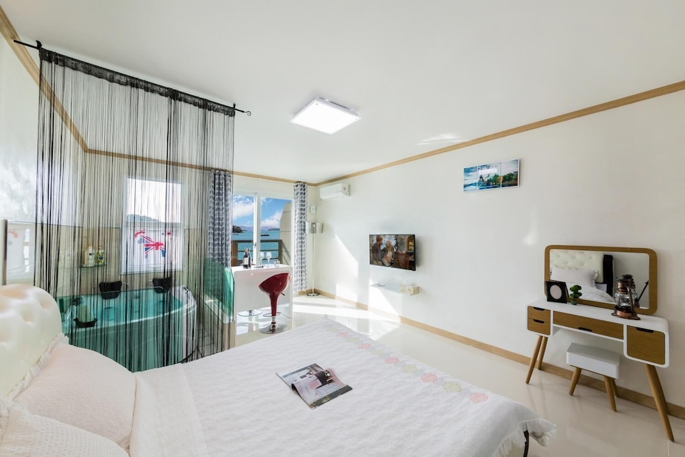 Yeosu Dolsanmaru Pension