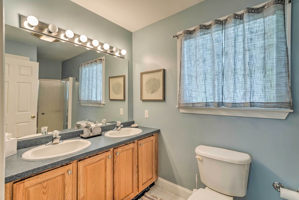 South Kingstown Vacation Rental: 2 Mi to Beach!