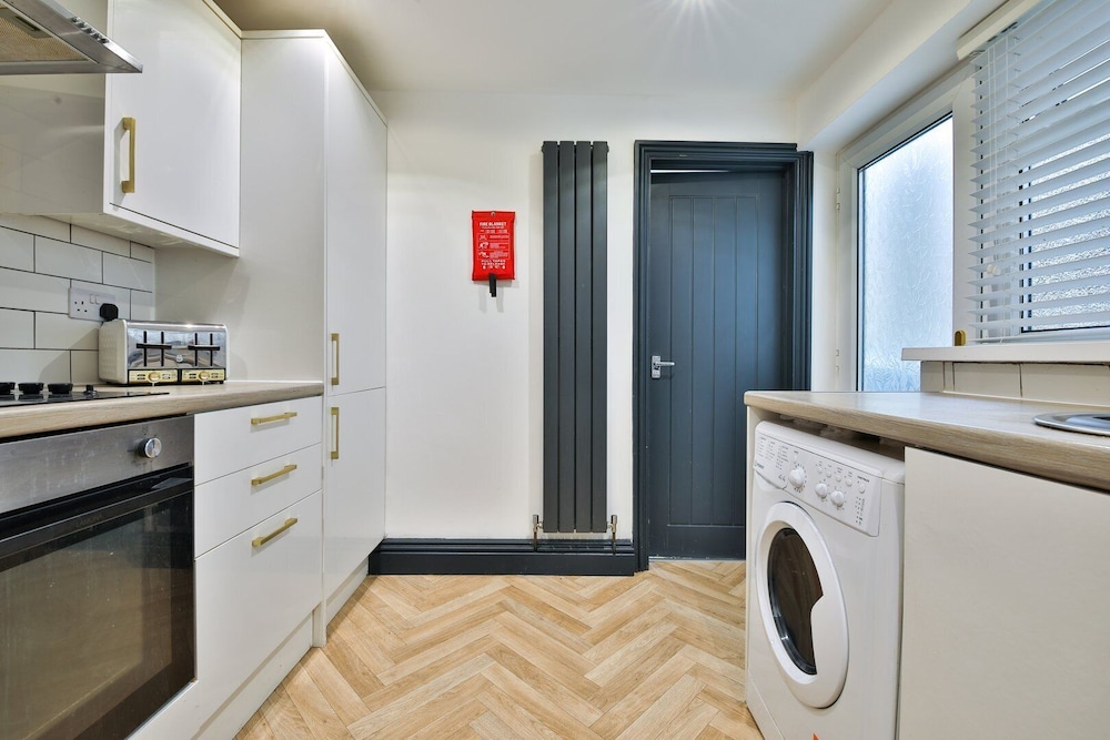 Bright 3-bed Swansea House + Parking