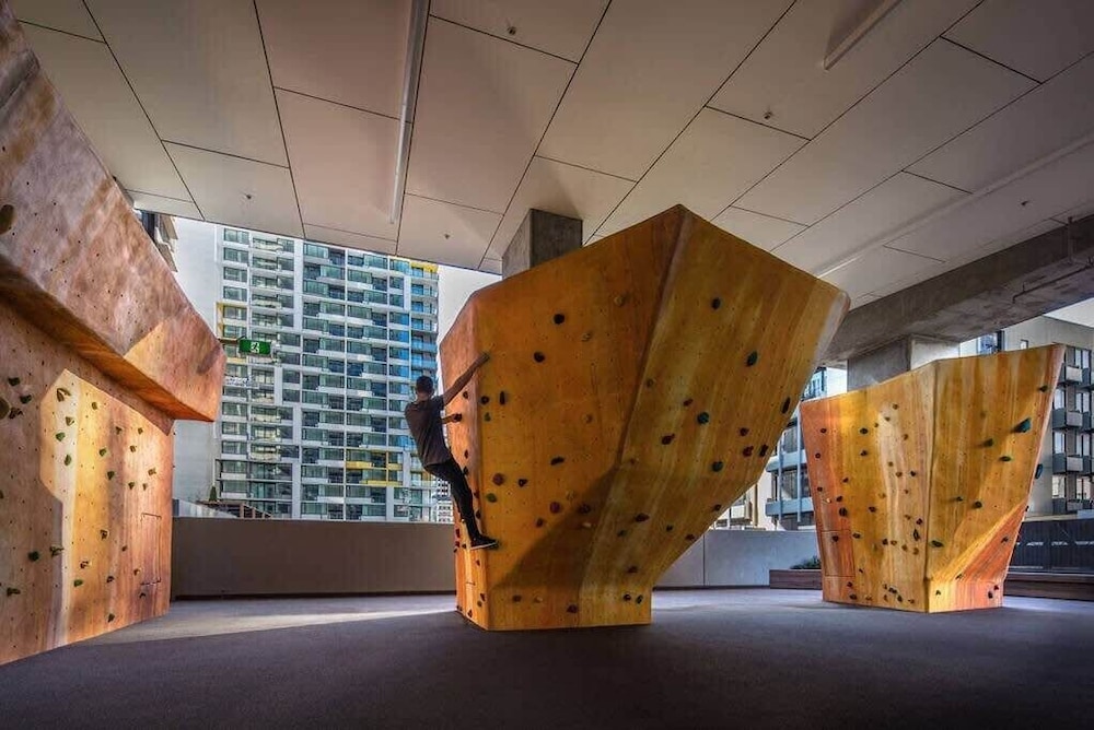A Chic 2BR Apt, City Views Near Southern Cross