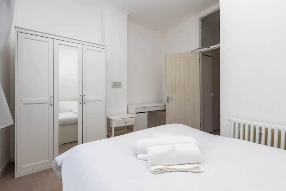 Spacious 5 Bedroom Home in Camden