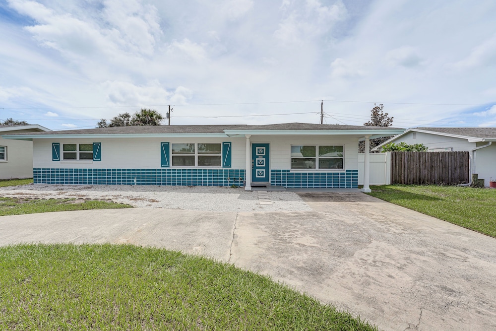 4 Mi to Beach! Furnished Outdoor Oasis in Seminole