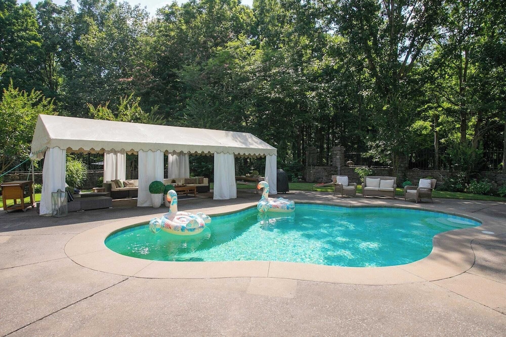 35 Acre Villa w/ Pool, Spa, Wine Cellar & Gym + Near Golf Club La Pearla Ranch by Avantstay