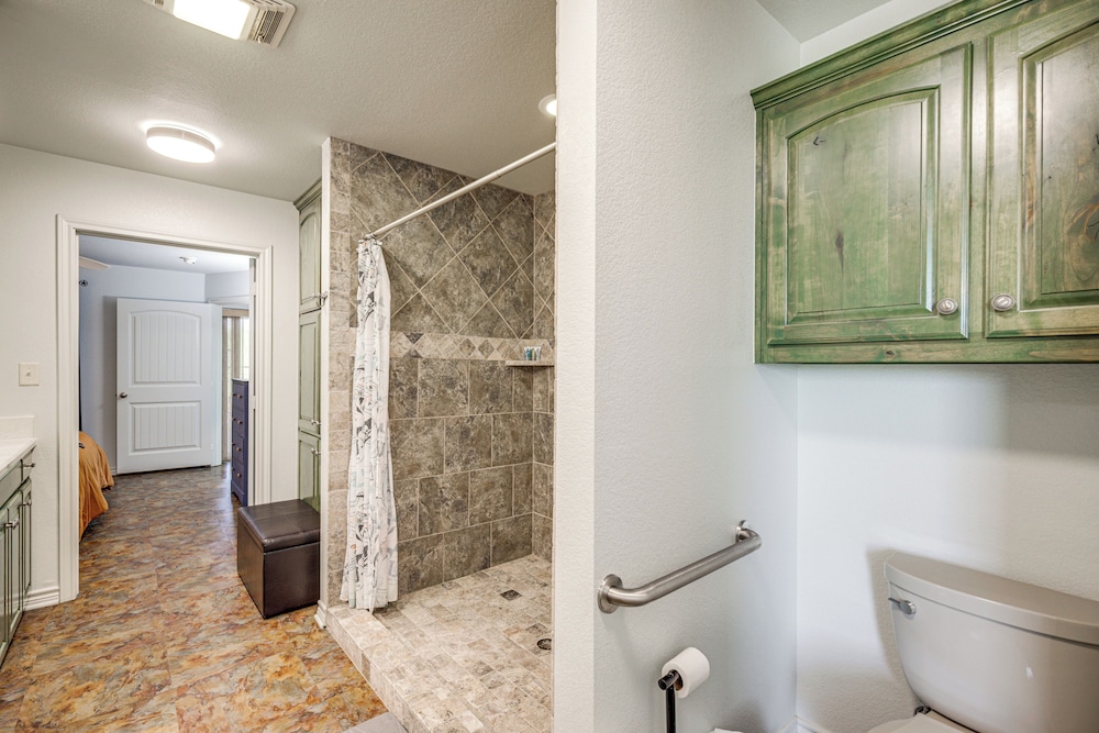 6 Mi to Granbury City Beach Park: Apt w/ Veranda!
