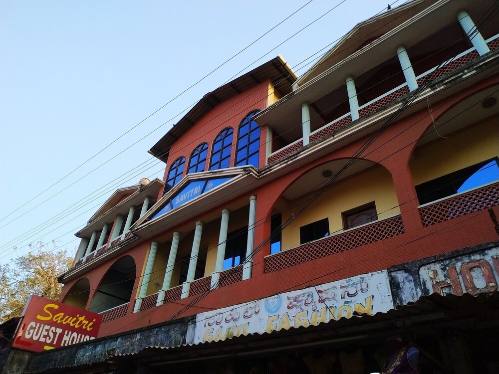 Iroomz Savitri Guest House view 5