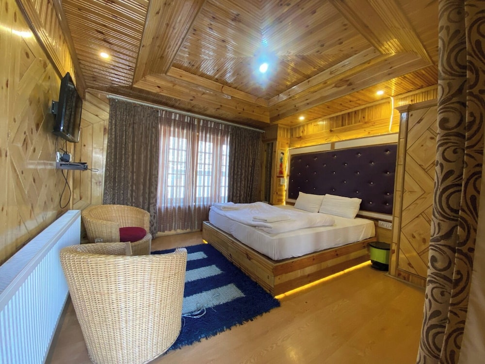 Nezer Hostel & Roof Top Cafe