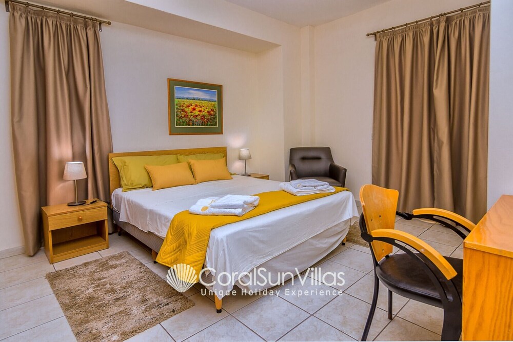 Wonderful Quiet Area, Completely Privacy, Large Private Pool, Colourful Garden view 5