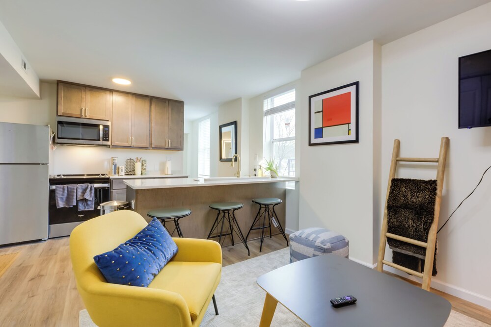 1 Mi to University of Cincinnati: 3rd-floor Condo!