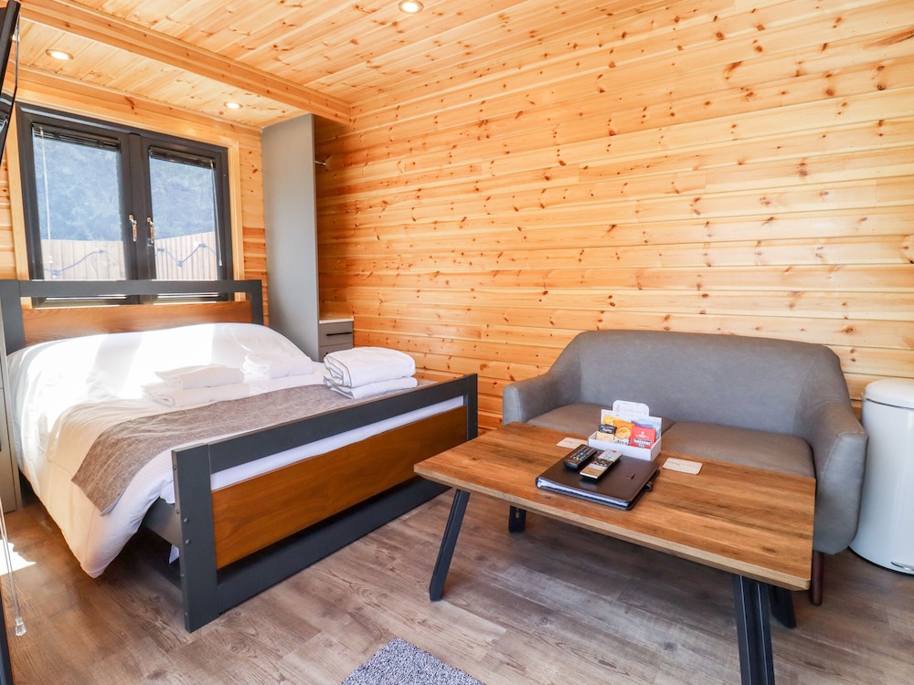Maple Lodge at Bridge Lake Farm & Fishery