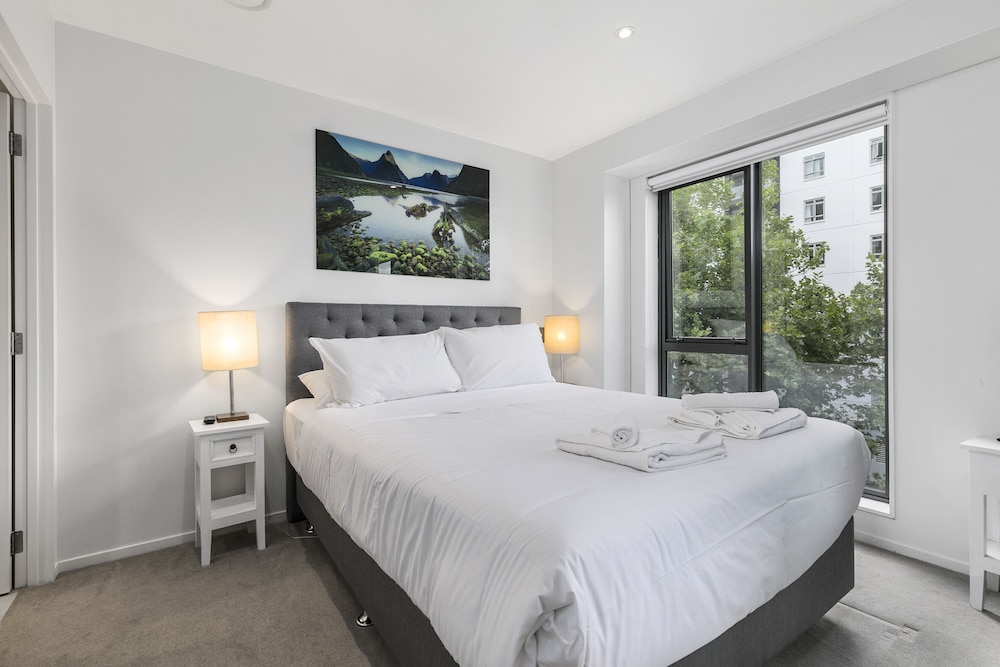 Chic 2BR Pool & Gym - Steps to Ponsonby view 2