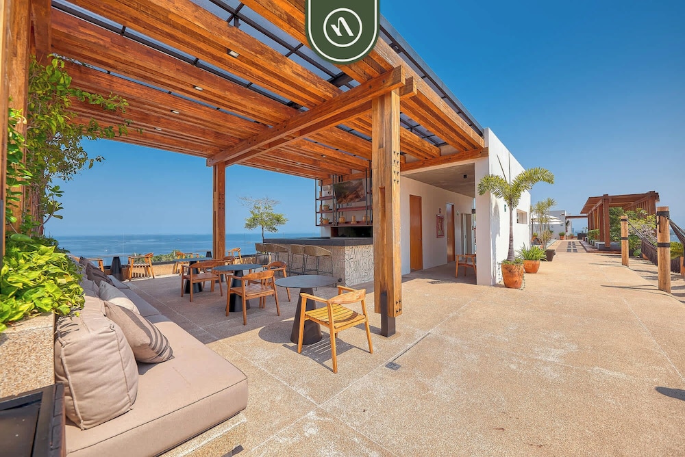 Oceanview Condo With Amazing Rooftop Pool - Gym