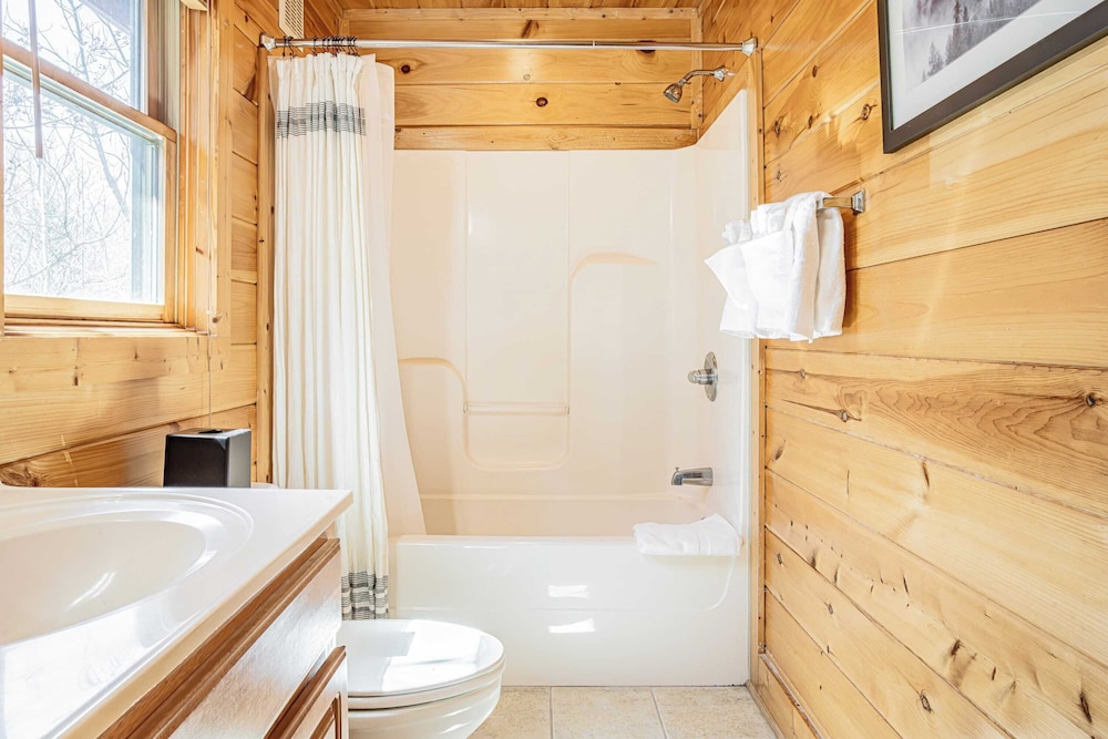 Bear Creek Way by Avantstay Hot Tub, Game Room, Air Hockey, Near Dollywood & Smoky Trails
