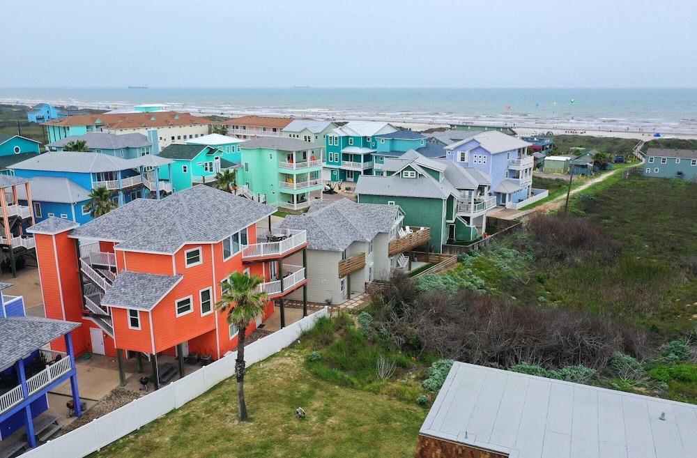 Beach Boardwalk, Pool Access & Ocean Views Coral Reef by Avantstay