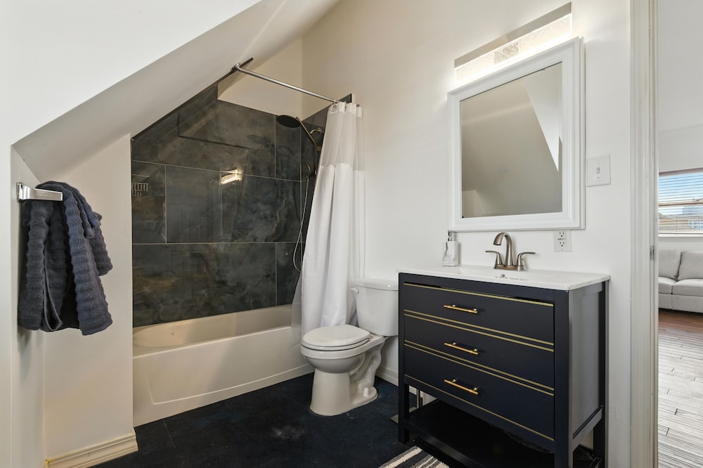 Stylish 3br Retreat Walk To Beach & Boardwalk 3 Bedroom Home