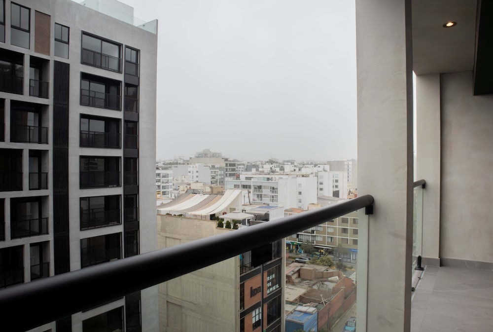 Majestic 1BR With Balcony in Miraflores