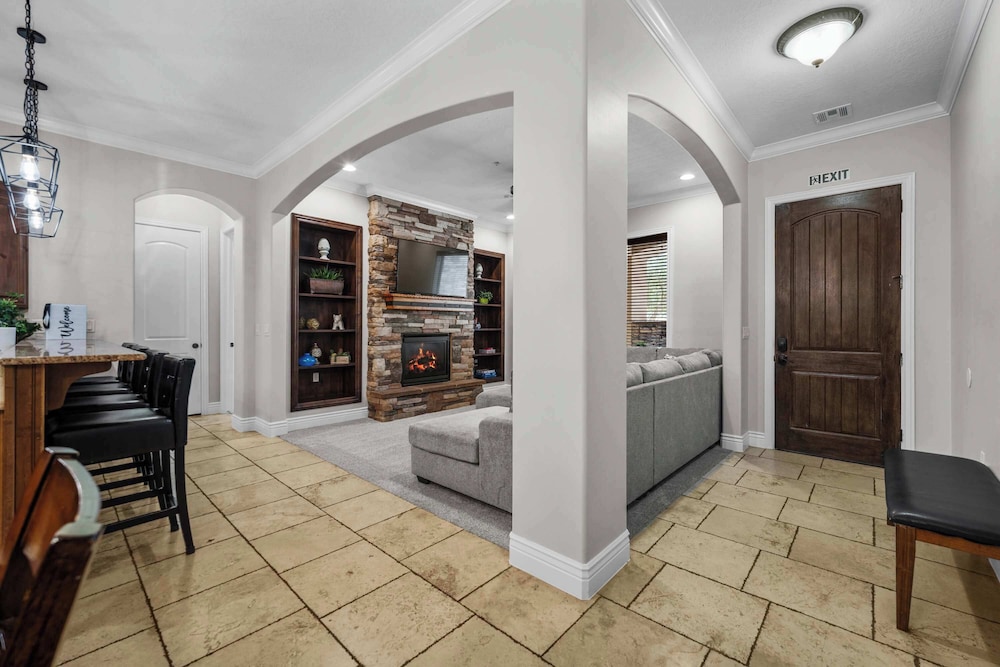 Pool & Sunshine Retreat - Resort-style Amenities