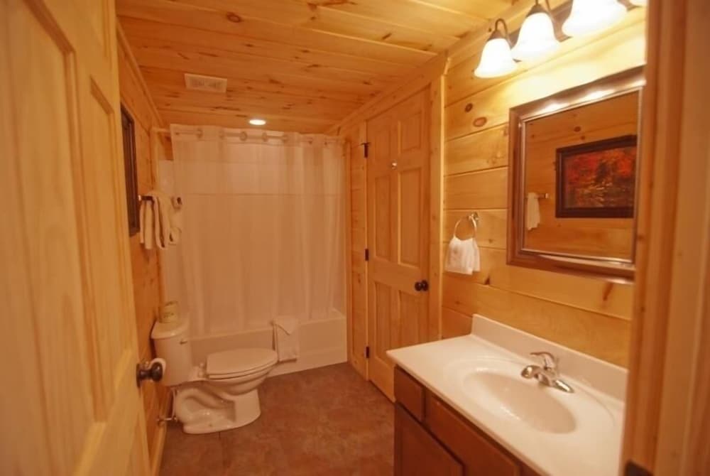 Sleepy Shamrock - 2 Bedrooms, 2 Baths, Sleeps 6 Home by RedAwning