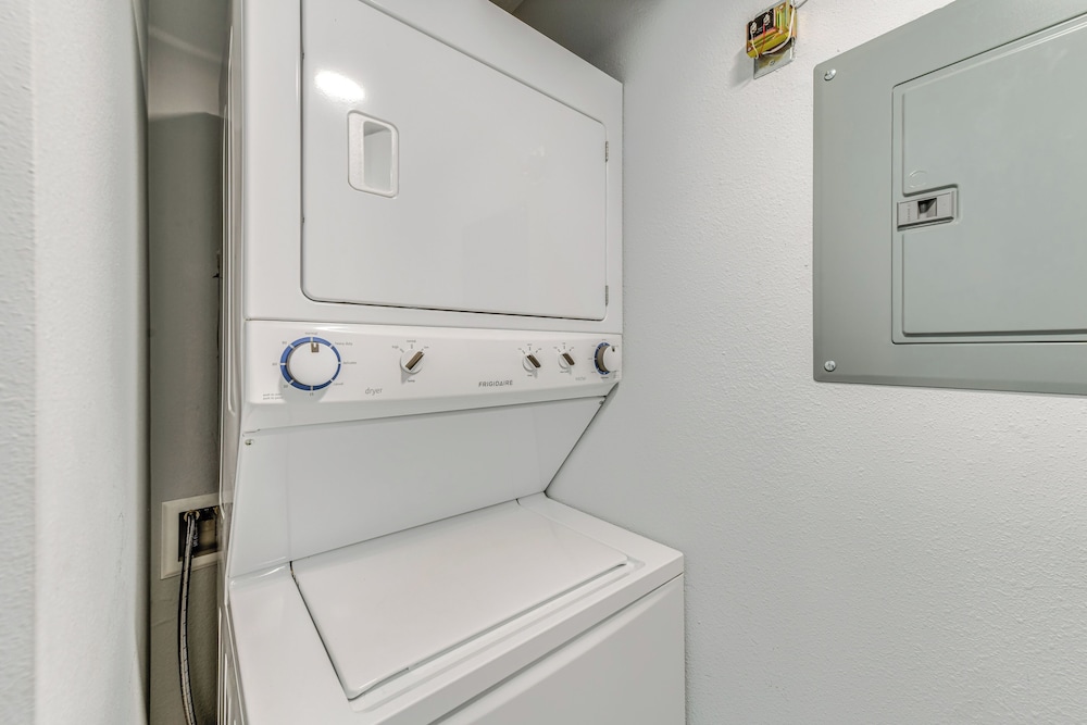 6 Mi to Dtwn: Sarasota Apt w/ Patio & Fire Pit